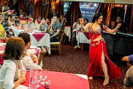 Cruise with dinner, oriental show and seafood